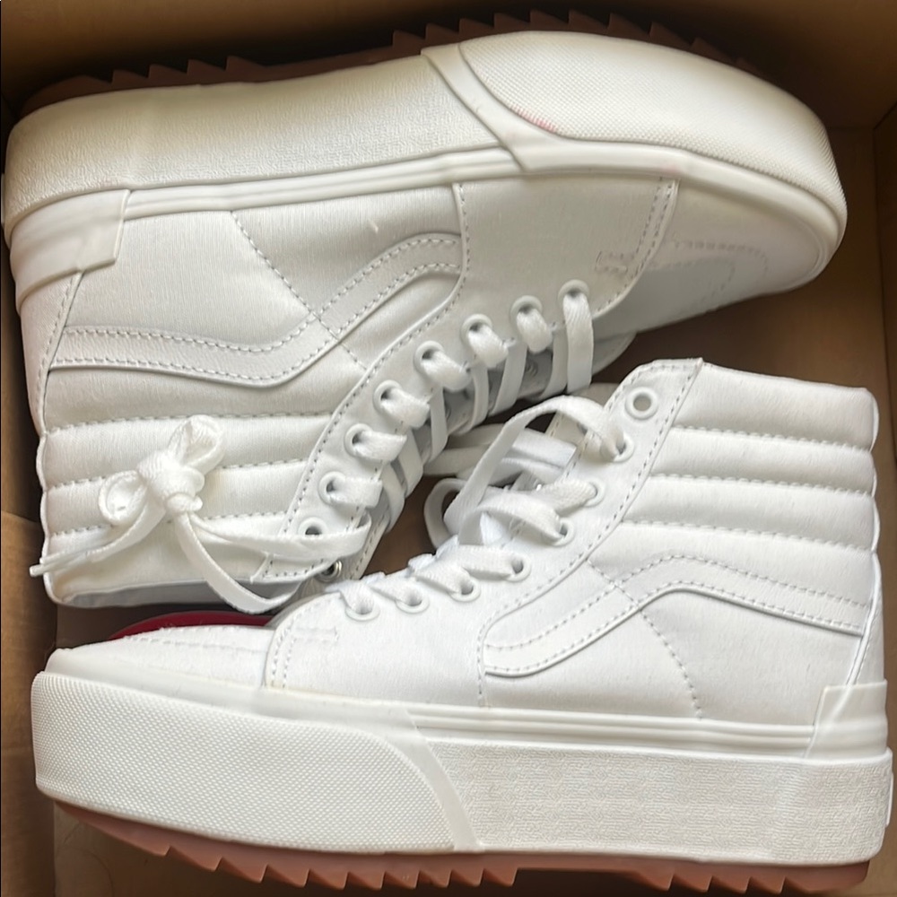 NWT Vans sk8-hi Stacked  High-Tops with Gum Sole